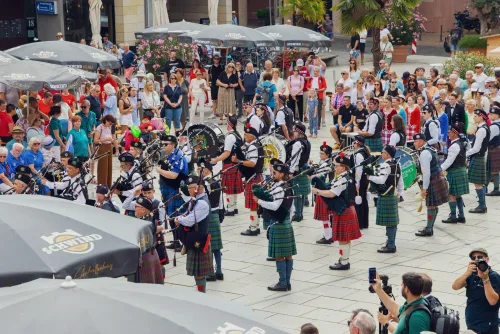 Eventfotografie Aschaffenburg: Dudelsackspieler der Perth & District Pipe Band beim Bühnenauftritt auf dem Theaterplatz