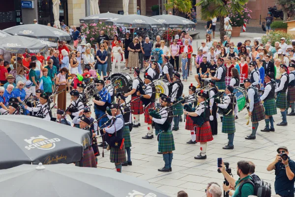 Eventfotografie Aschaffenburg: Dudelsackspieler der Perth & District Pipe Band beim Bühnenauftritt auf dem Theaterplatz