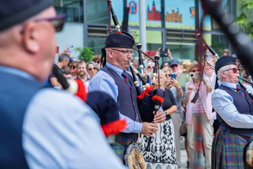 Eventfotografie Aschaffenburg: Dudelsackspieler der Perth & District Pipe Band beim Bühnenauftritt auf dem Theaterplatz