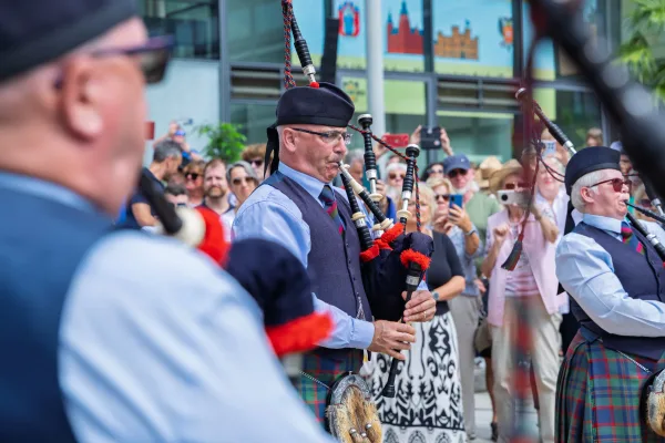 Eventfotografie Aschaffenburg: Dudelsackspieler der Perth & District Pipe Band beim Bühnenauftritt auf dem Theaterplatz
