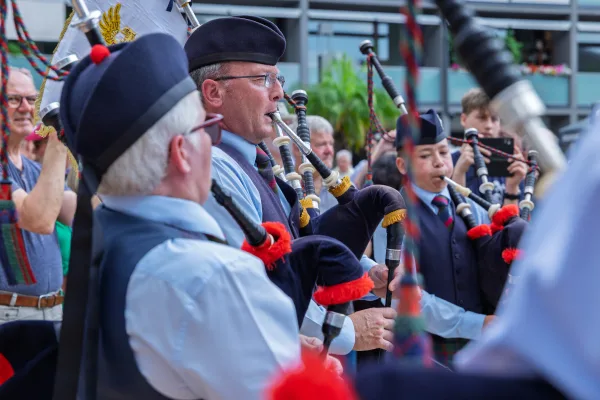 Eventfotografie Aschaffenburg: Dudelsackspieler der Perth & District Pipe Band beim Bühnenauftritt auf dem Theaterplatz