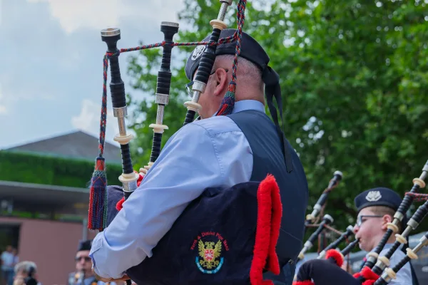 Eventfotograf beim Jubiläumsfest: Pipe Band aus Perth in traditioneller Tracht mit Dudelsack und Marschtrommel