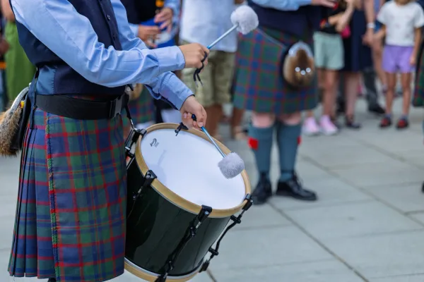 Eventfotografie Aschaffenburg: Dudelsackspieler der Perth & District Pipe Band beim Bühnenauftritt auf dem Theaterplatz