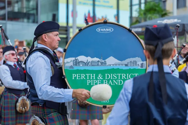 Bühnenprogramm Städtepartnerschaft Aschaffenburg-Perth: Musiker der Perth & District Pipe Band