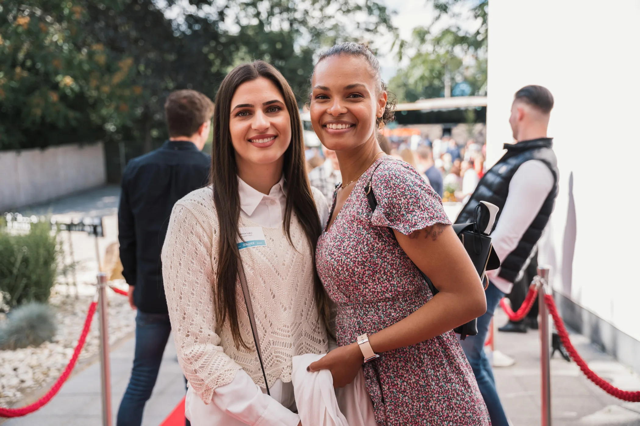 Eventfotograf Firmenfeier: entspannte Gespräche beim Sommer-Event von Robert Half und Protiviti
