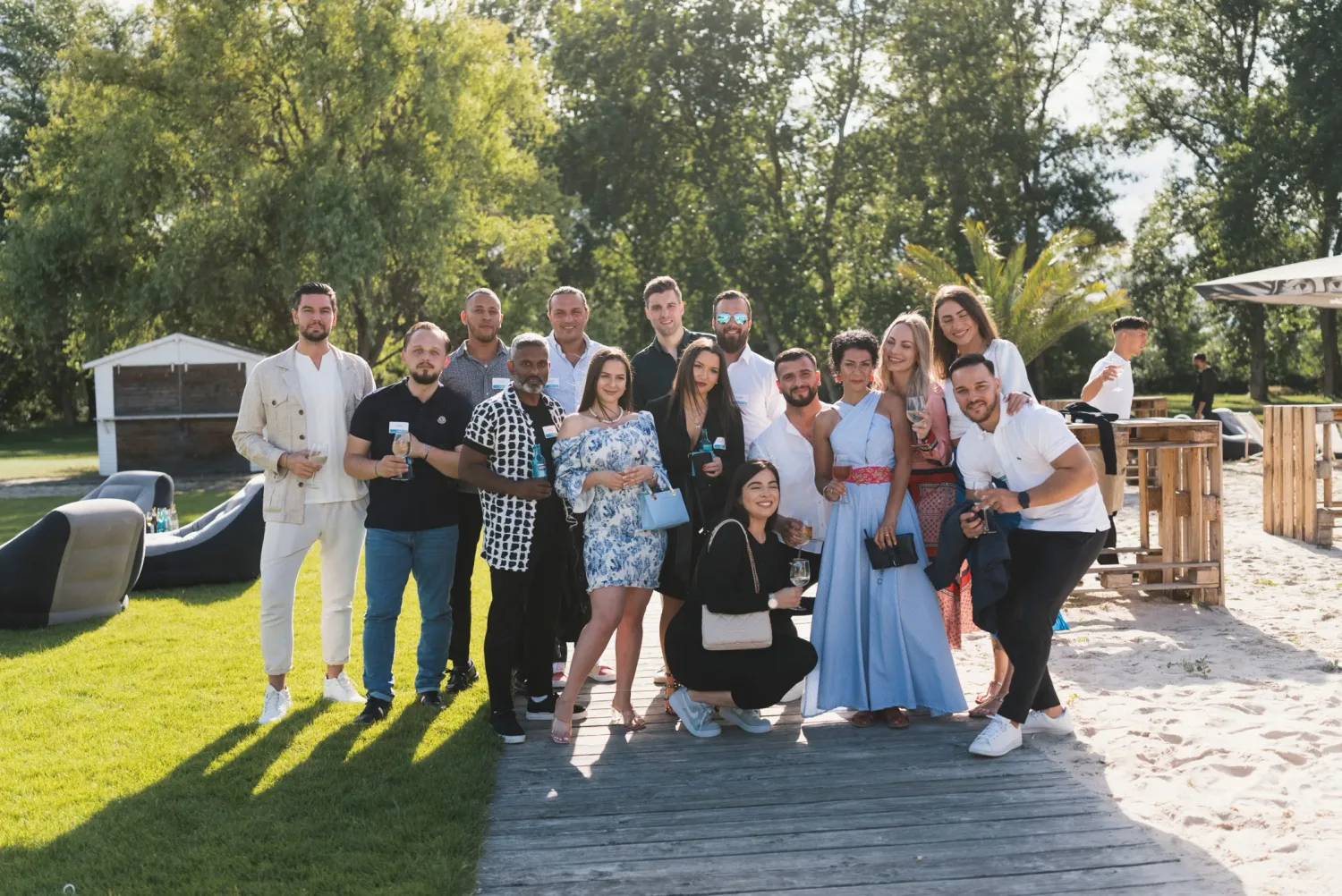 Eventfotograf Firmenfeier: entspannte Gespräche beim Sommer-Event von Robert Half und Protiviti