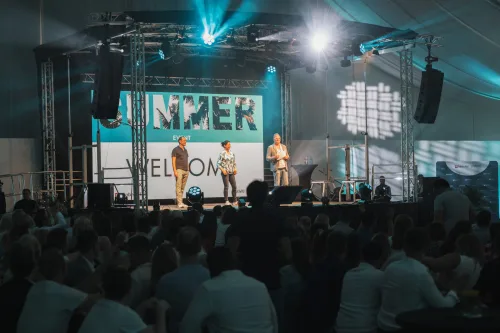 Eventfotograf Firmenfeier: emotionaler Moment bei der Award-Verleihung von Robert Half und Protiviti