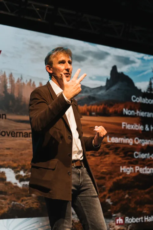 Eventfotograf Firmenfeier: emotionaler Moment bei der Award-Verleihung von Robert Half und Protiviti