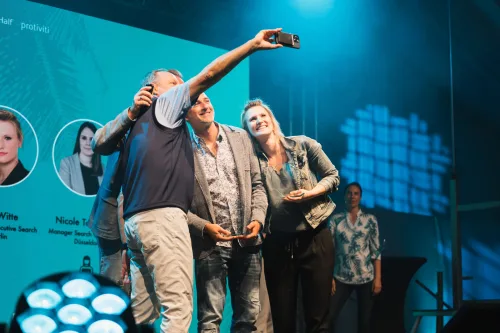Eventfotograf Firmenfeier: emotionaler Moment bei der Award-Verleihung von Robert Half und Protiviti