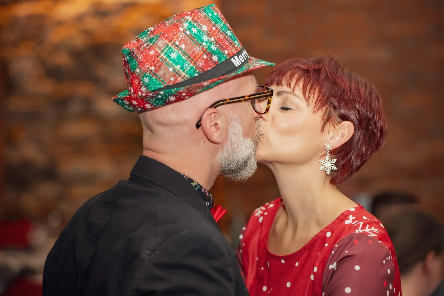 Eventfotograf bei der Weihnachtsfeier: festlich gekleidetes Paar in fröhlicher Stimmung