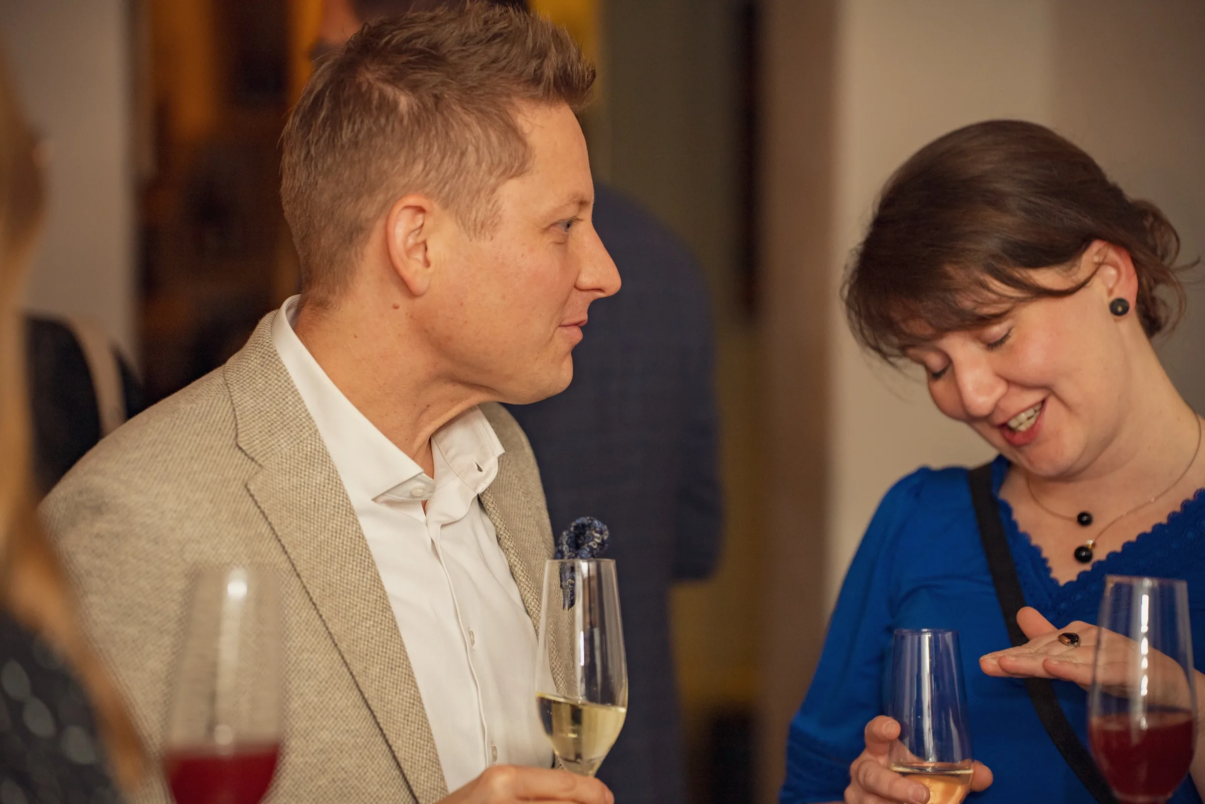 Eventfotograf bei der Weihnachtsfeier: Gäste im Gespräch beim Sektempfang