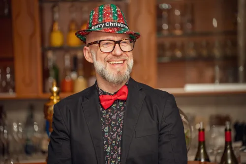 Eventfotograf Aschaffenburg: Gast mit weihnachtlichem Hut an der Bar des Brennhaus Behl