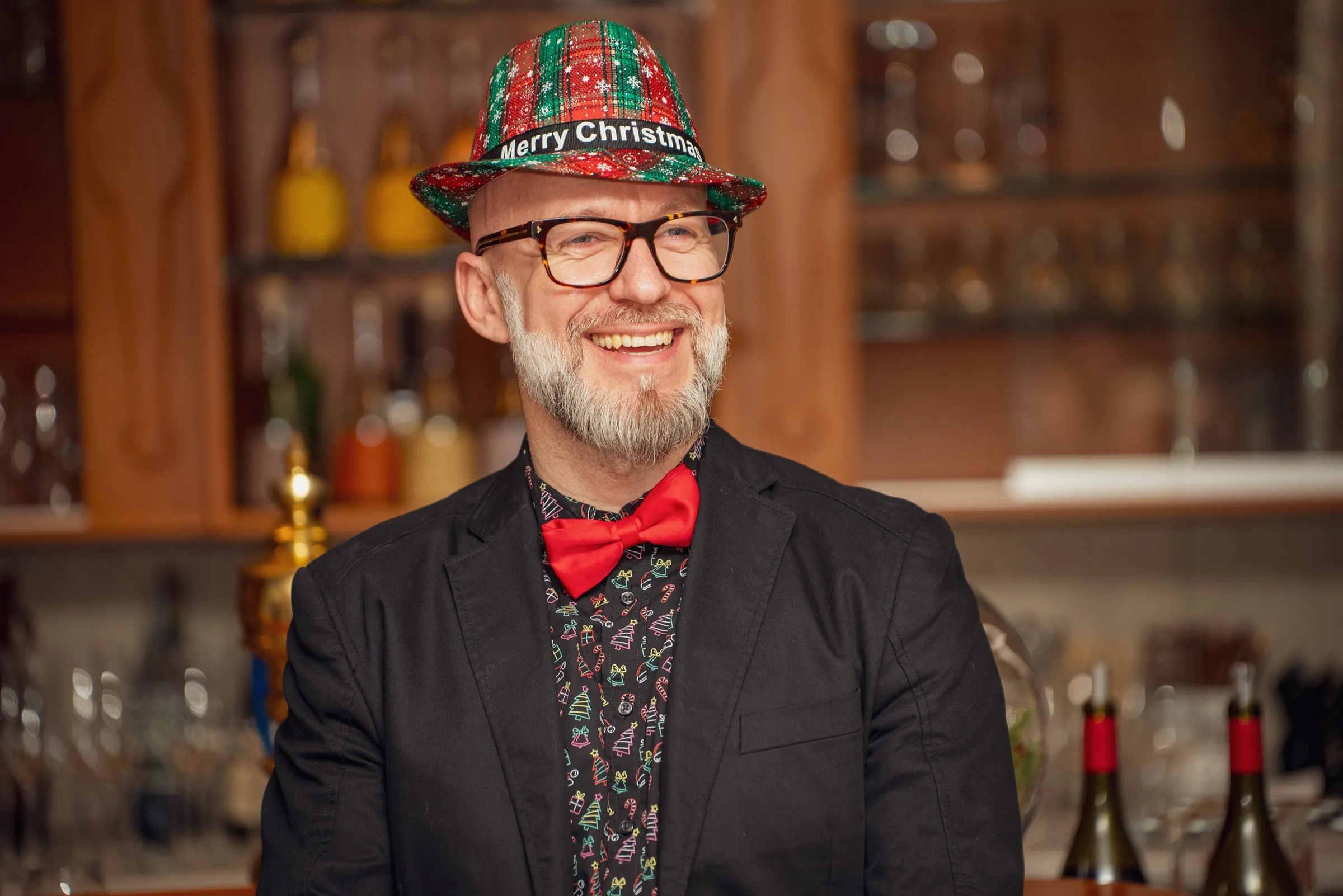 Eventfotograf Aschaffenburg: Gast mit weihnachtlichem Hut an der Bar des Brennhaus Behl