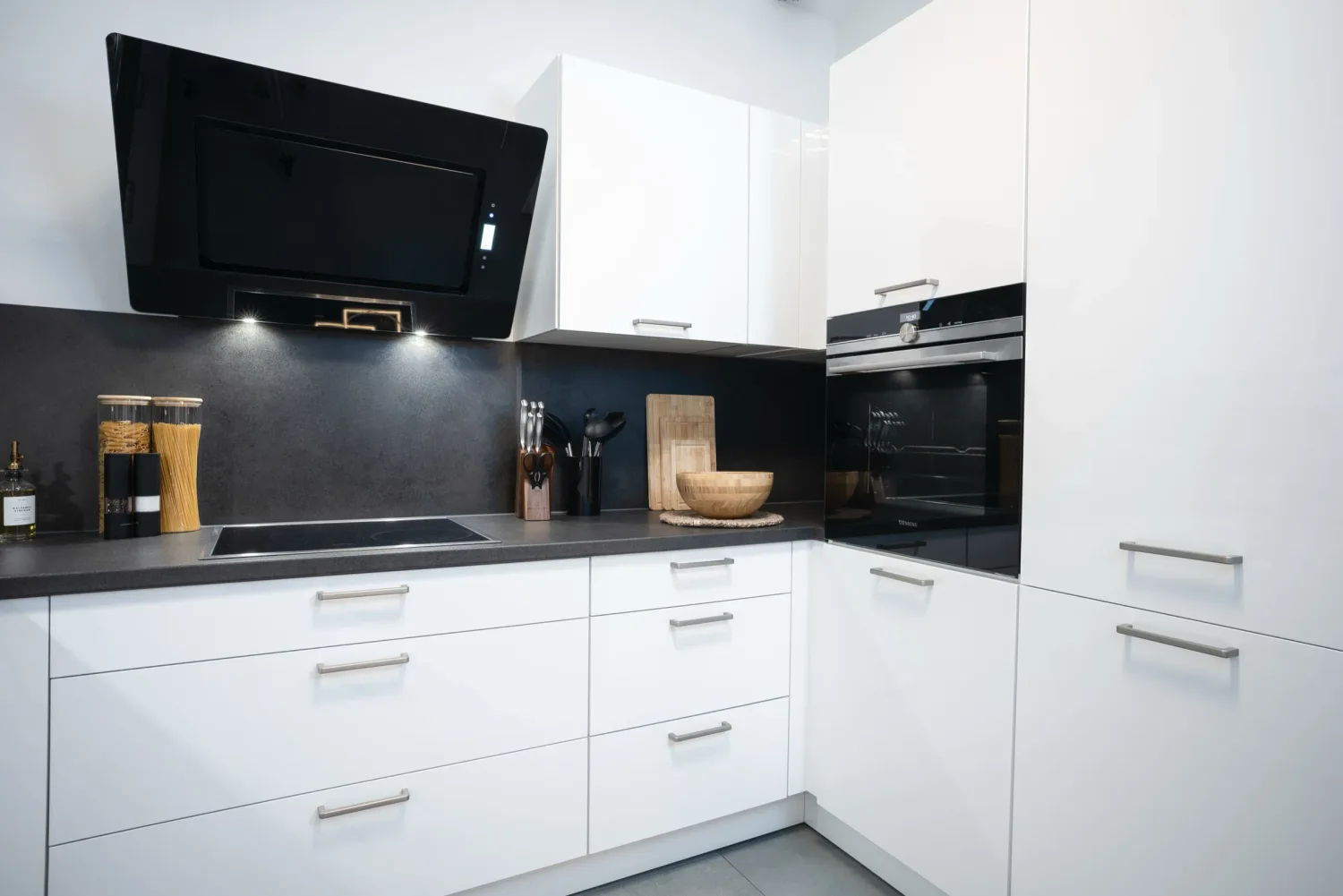 Immobilienfotografie Airbnb: Küche mit Flambient-Technik ausgeleuchtet