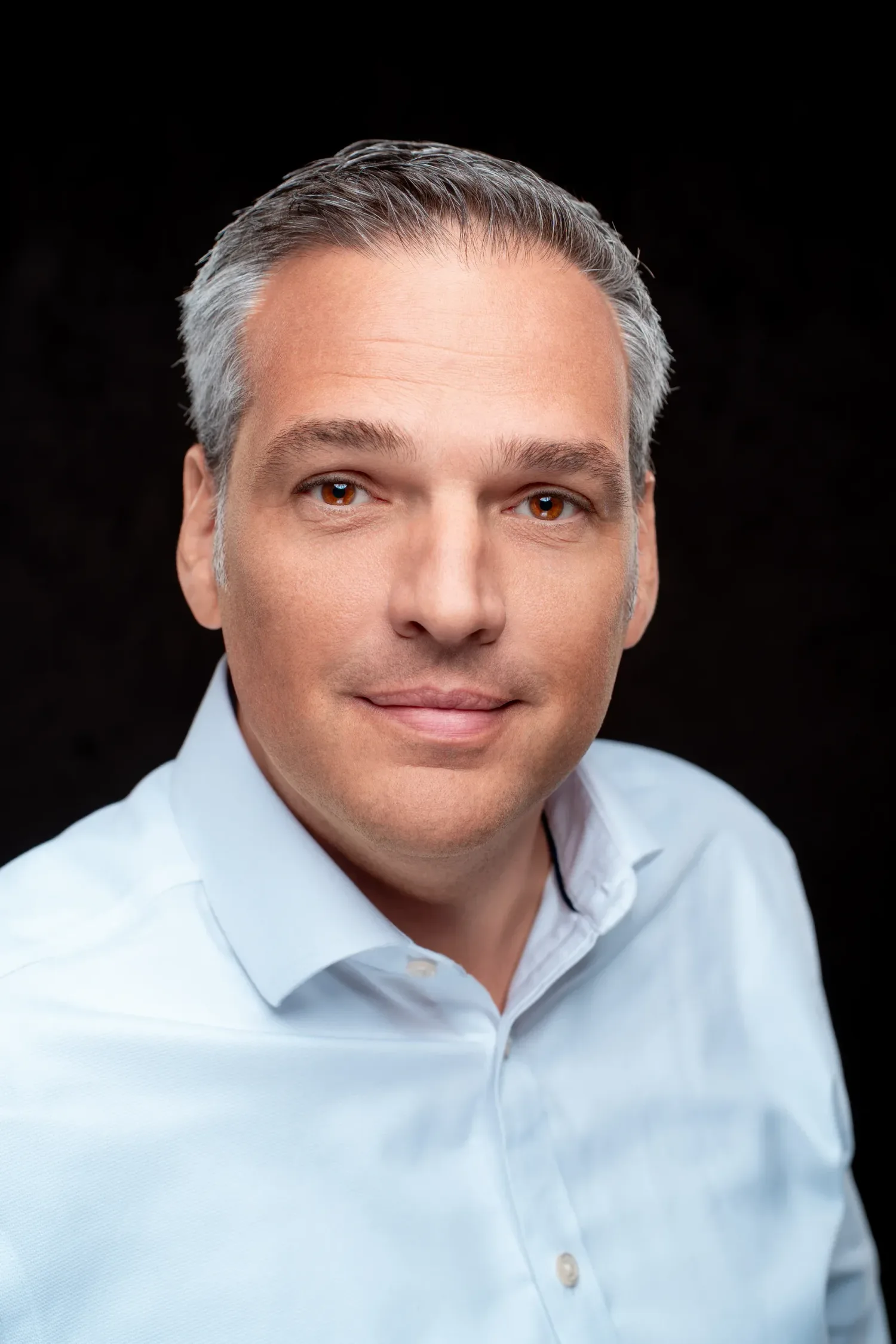 Business Portraits Aschaffenburg: Anwaltsportrait vor weißem Hintergrund