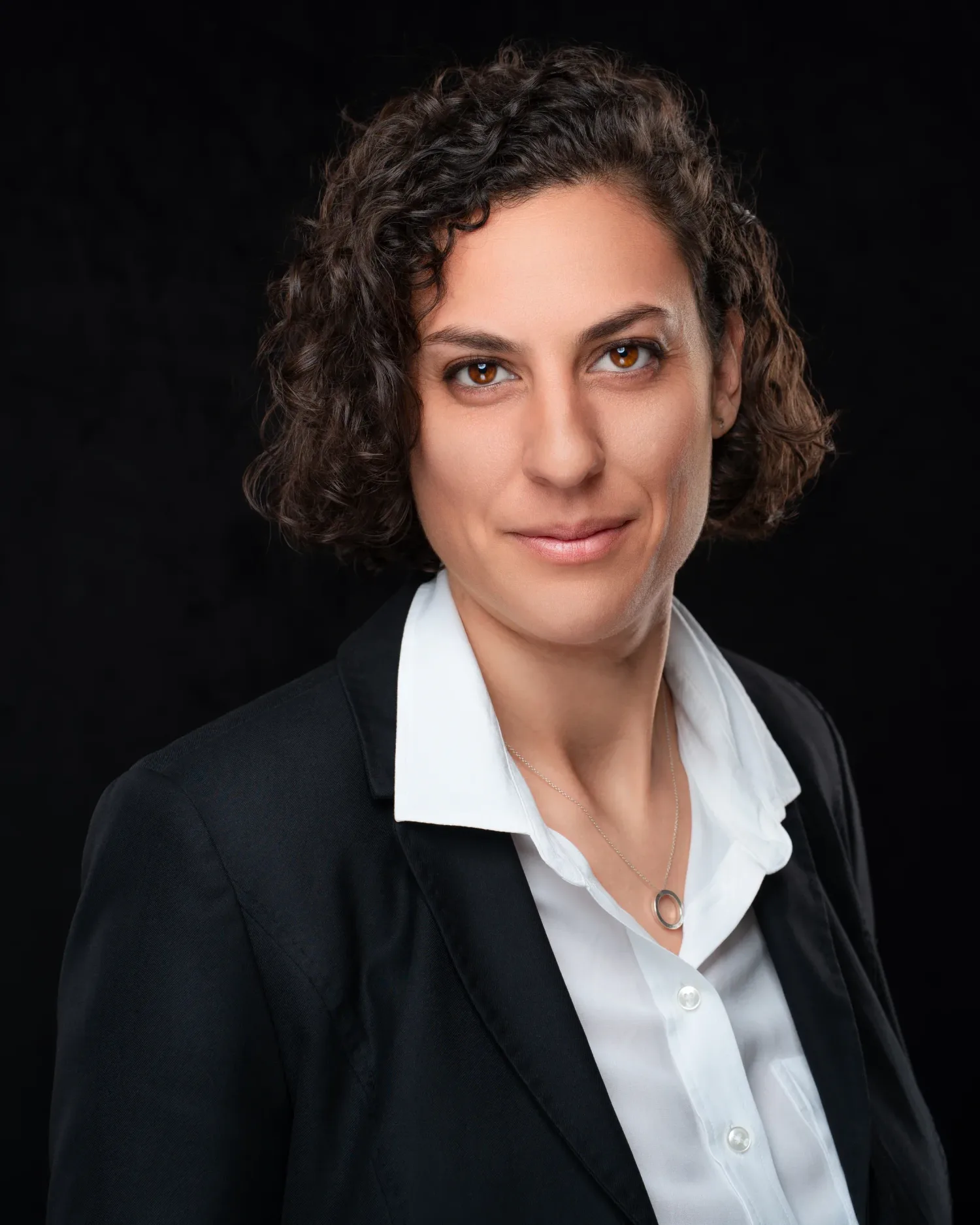 Businessfotograf Aschaffenburg: Anwaltsportrait der Kanzlei ADJULEX vor schwarzem Hintergrund