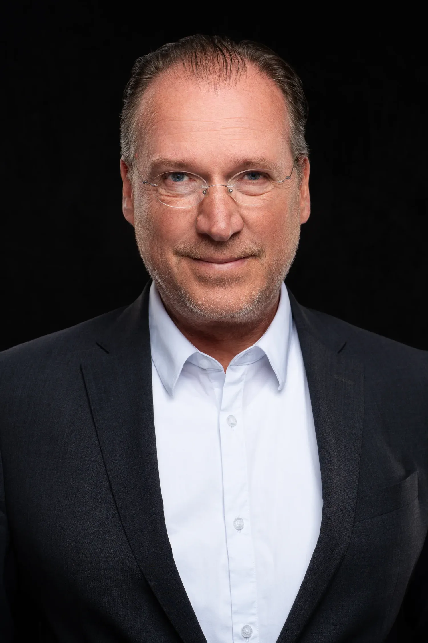 Business Portraits Aschaffenburg: Anwaltsportrait vor weißem Hintergrund