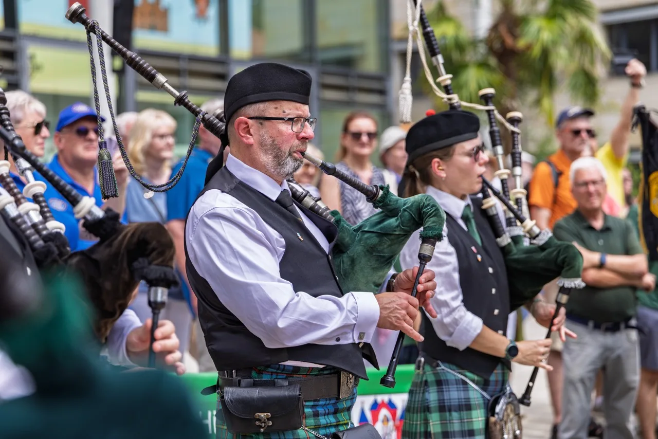 Eventfotografie Aschaffenburg: Dudelsackspieler der Spessart Highlanders beim Jubiläumsfest auf dem Theaterplatz