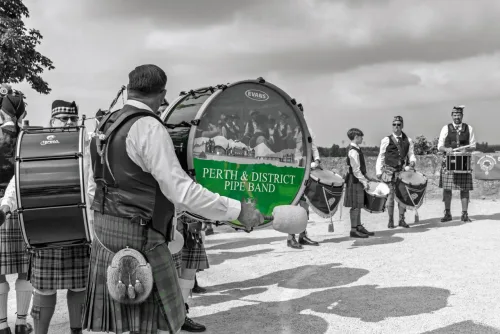 Eventfotografie Aschaffenburg: Dudelsackspieler der Perth & District Pipe Band beim Bühnenauftritt auf dem Theaterplatz