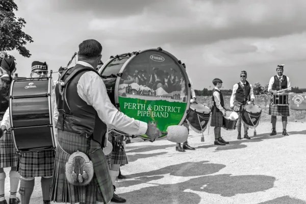 Eventfotografie Aschaffenburg: Dudelsackspieler der Perth & District Pipe Band beim Bühnenauftritt auf dem Theaterplatz