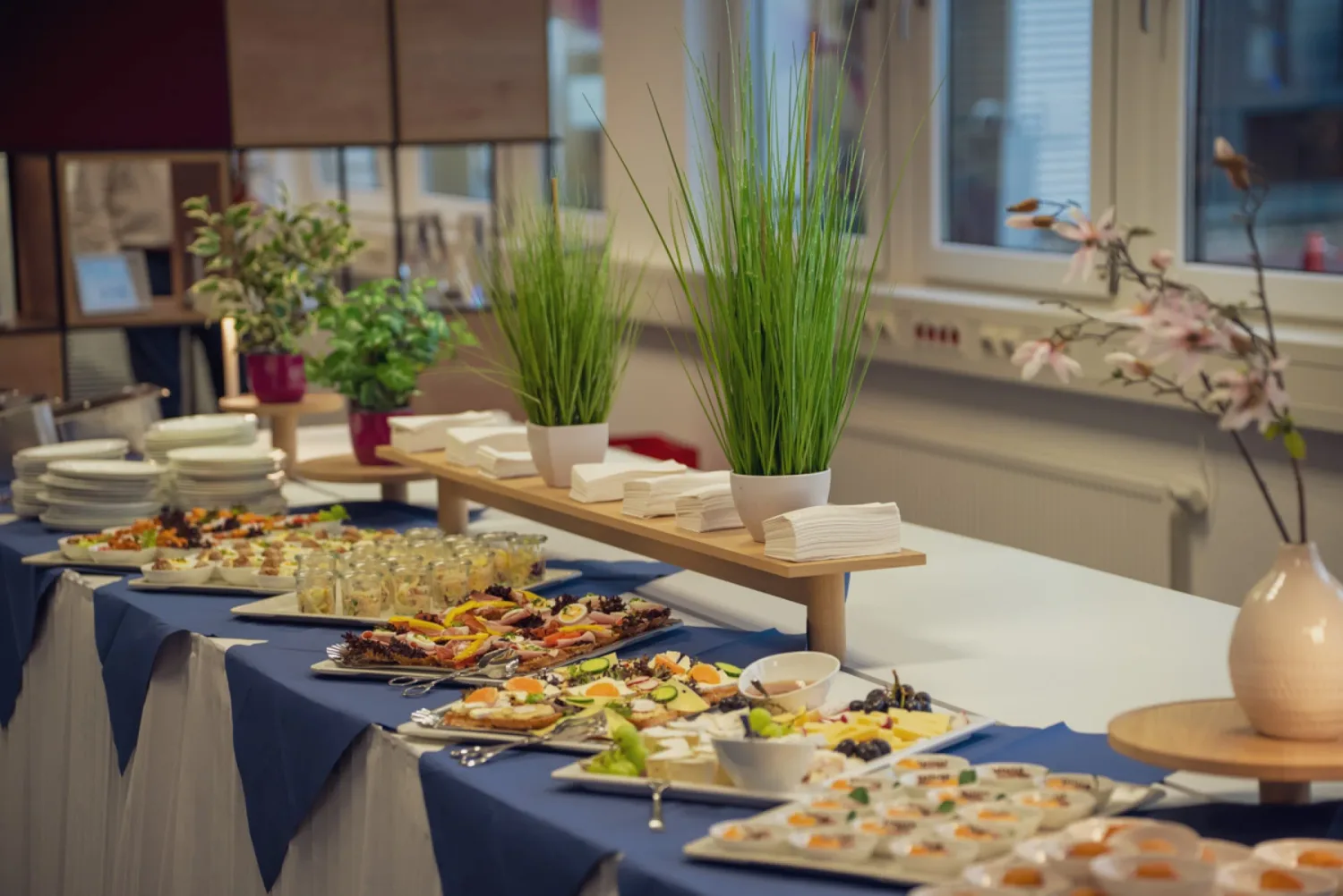 Videoproduzent beim Eurowings-Firmenevent: Fingerfood-Buffet für die geladenen Gäste
