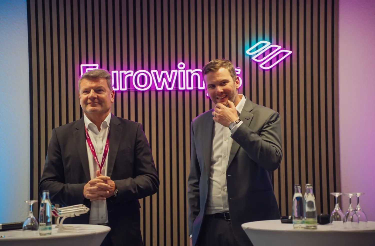 Corporate-Filmer für Eurowings: zwei Führungskräfte lächelnd vor der Bühne