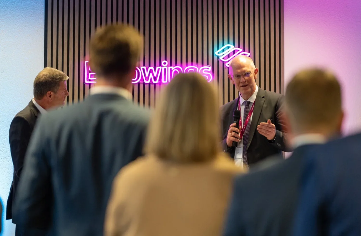 Videoproduzent Aschaffenburg: Redner vor dem Publikum beim Eurowings-Erstflug-Event