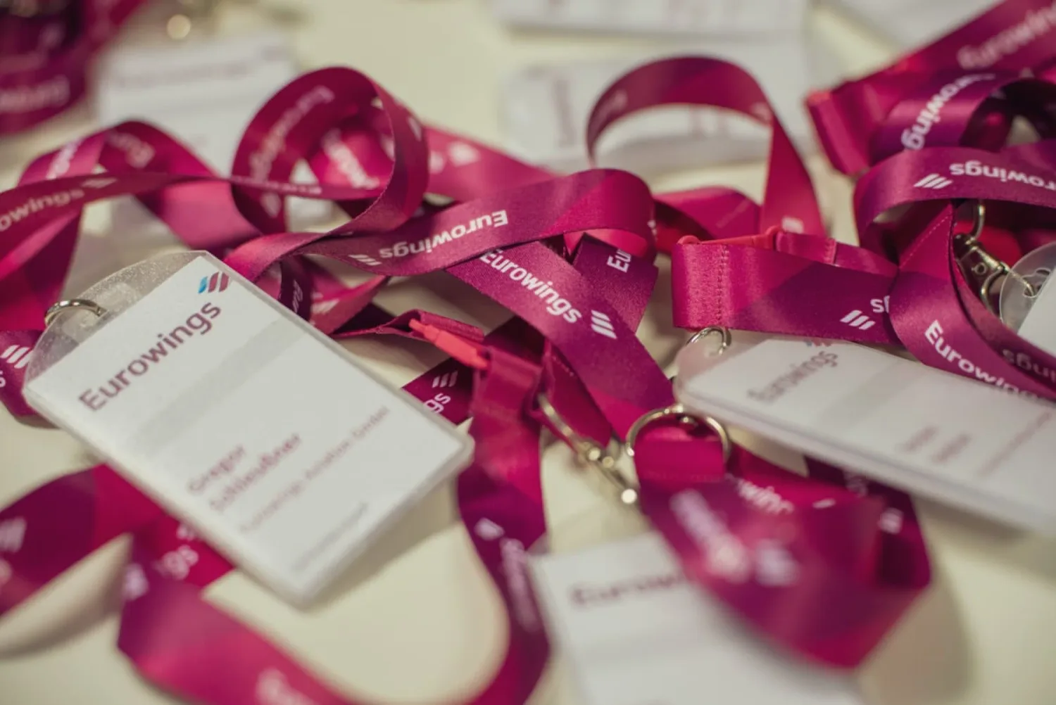 Corporate-Filmer für Eurowings: Namensschilder und Lanyards der geladenen Gäste beim Erstflug-Event