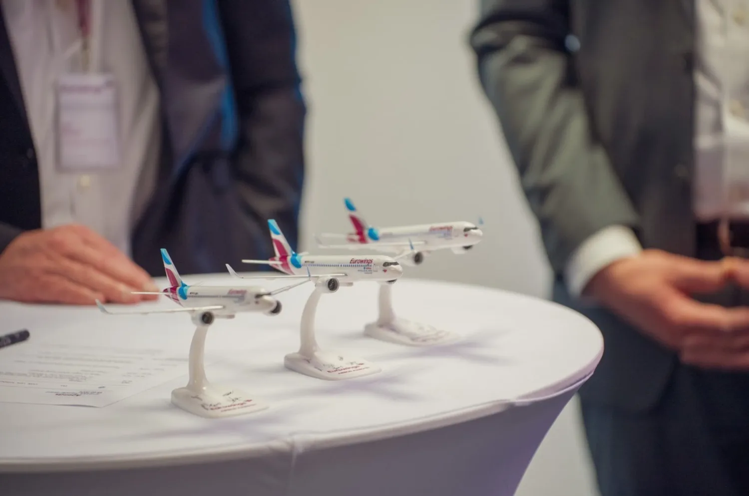 Corporate-Filmer für Eurowings: Modellflugzeuge auf dem Stehtisch beim Erstflug-Event