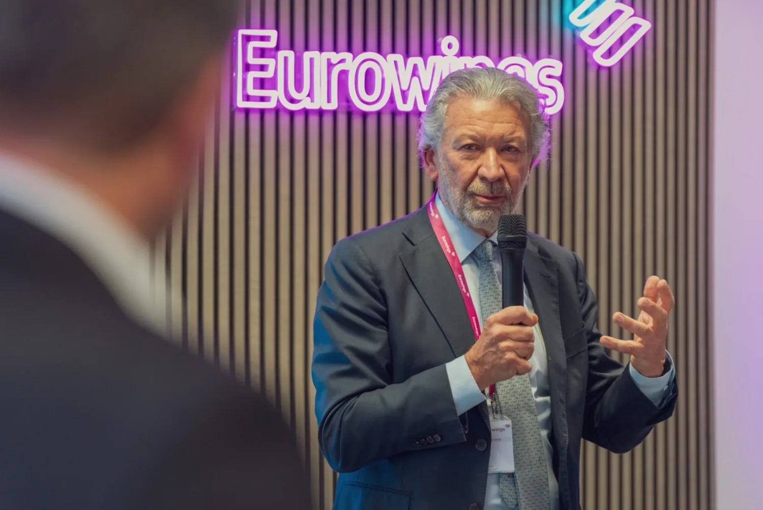 Videoproduktion für Eurowings: Redner im Gespräch mit einem Gast vor dem Eurowings-Schriftzug