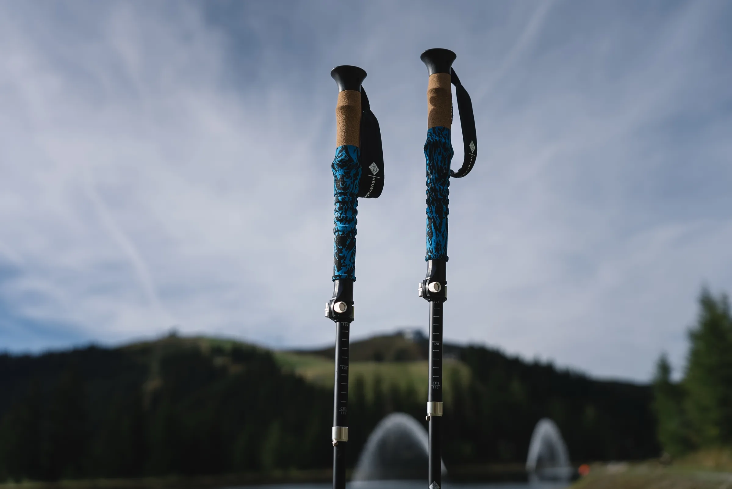 Produktfotografie Sportler mit Wanderstöcken in steilem Bergterrain