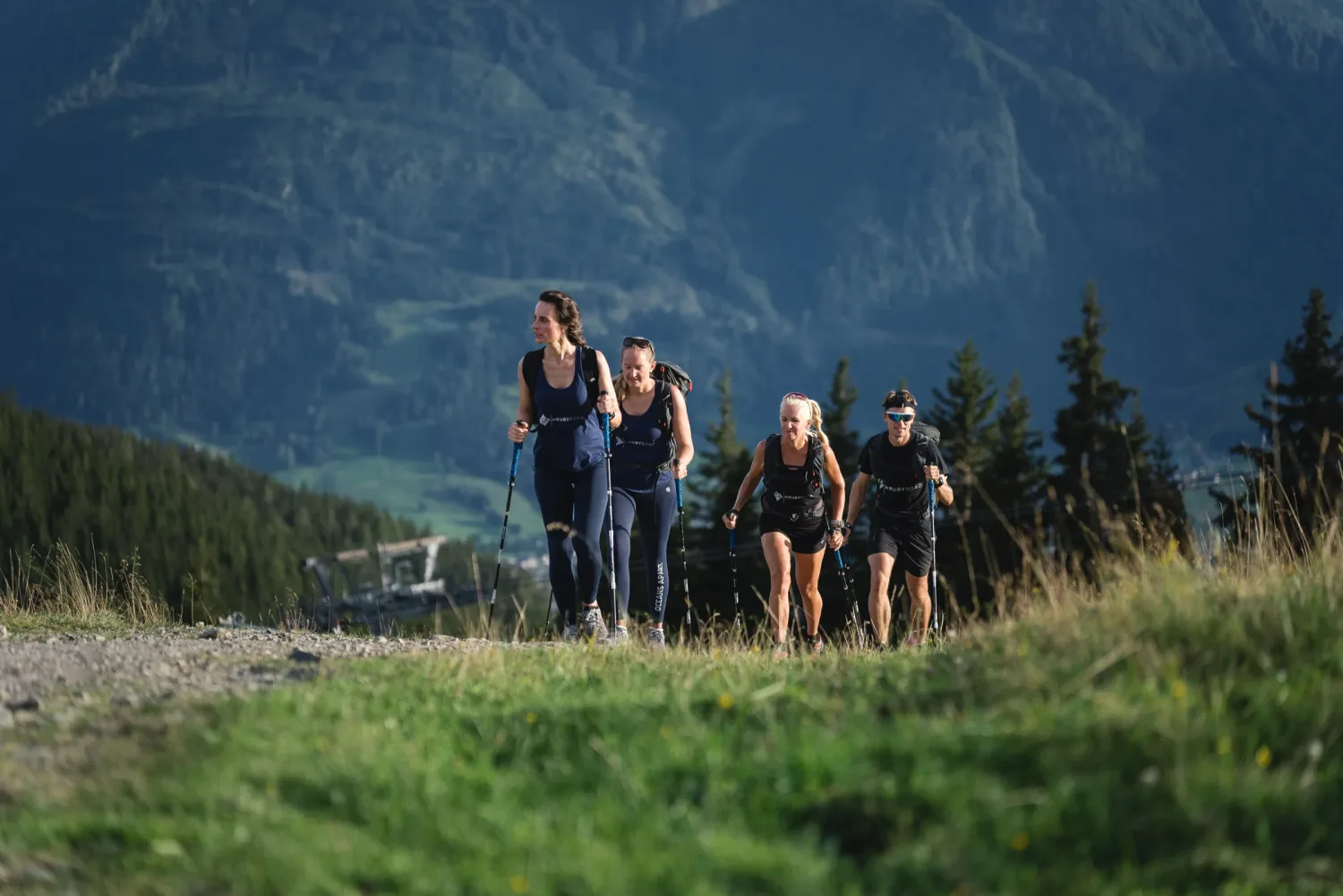 Outdoor-Produktion Wanderstöcke: letzte Einstellungen des Drehtags bei Zell am See