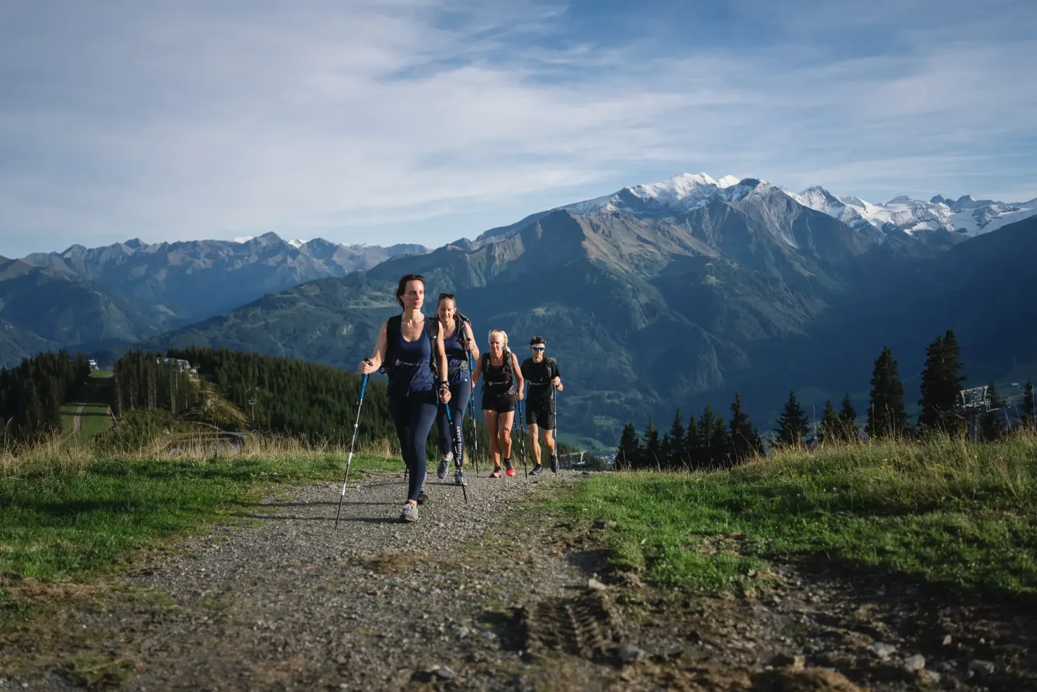 Outdoor-Produktion Wanderstöcke: Weitwinkelaufnahme des Testteams im Gelände