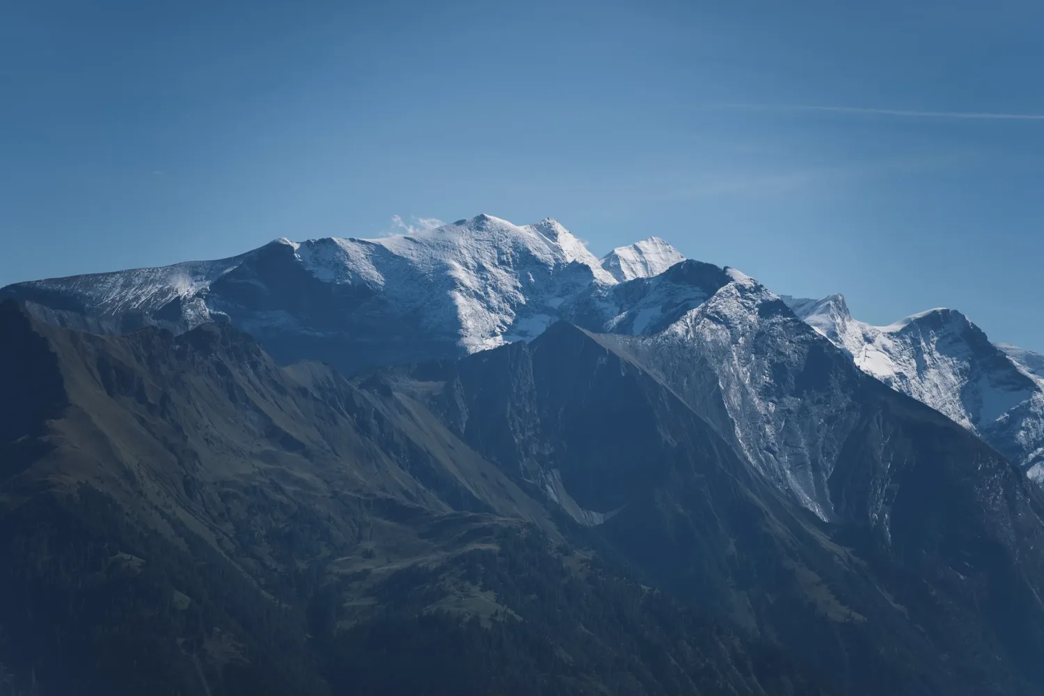 Outdoor-Produktion Wanderstöcke: Sportler im Aufstieg mit Hruby Road Stöcken
