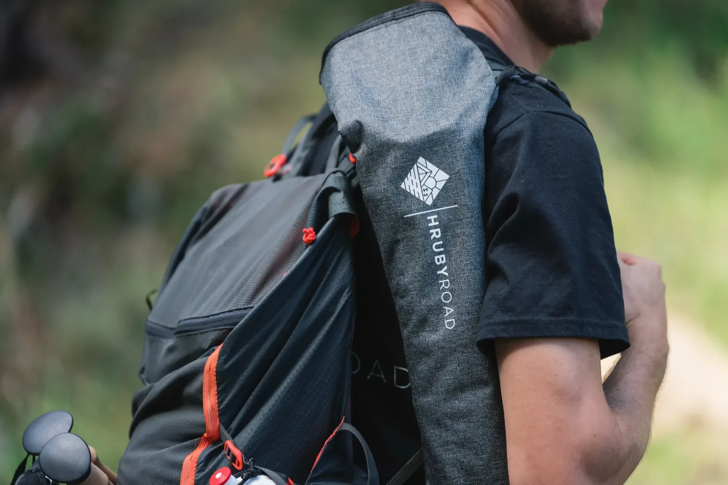 Outdoor-Produktion Wanderstöcke: Stockspitze auf steinigem Untergrund