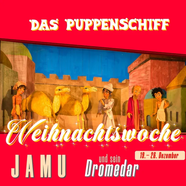 Social-Media-Kampagne Instagram-Cover 1:1: Bühnenszene des Marionettentheaters Puppenschiff mit Kamel-Figuren vor orientalischer Kulisse, Weihnachtswoche Jamu und sein Dromedar