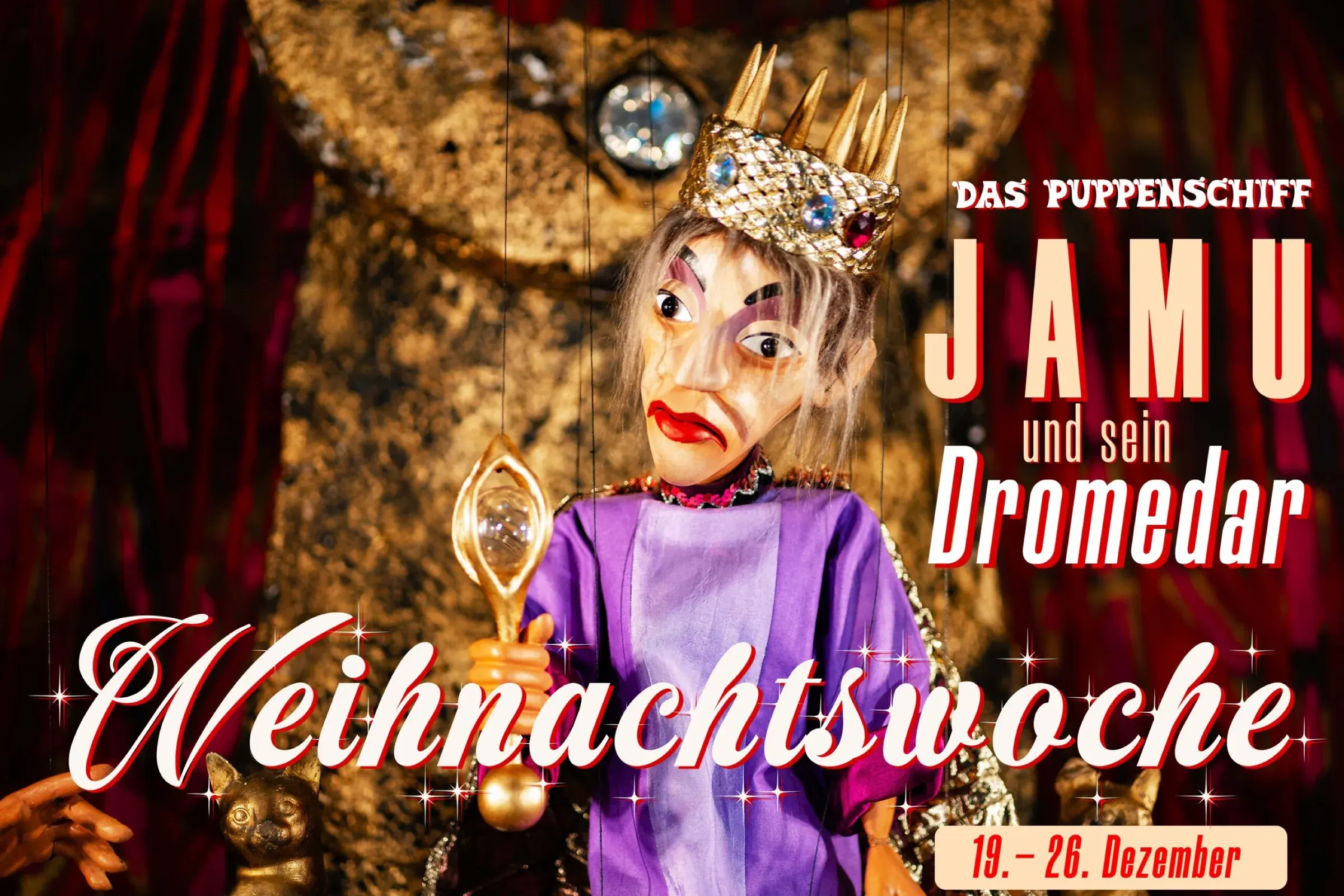 Social-Media-Kampagne Facebook-Cover 16:9: Marionette der Königin mit goldener Krone und Zepter, Marionettentheater Puppenschiff, Rhein-Main-Region