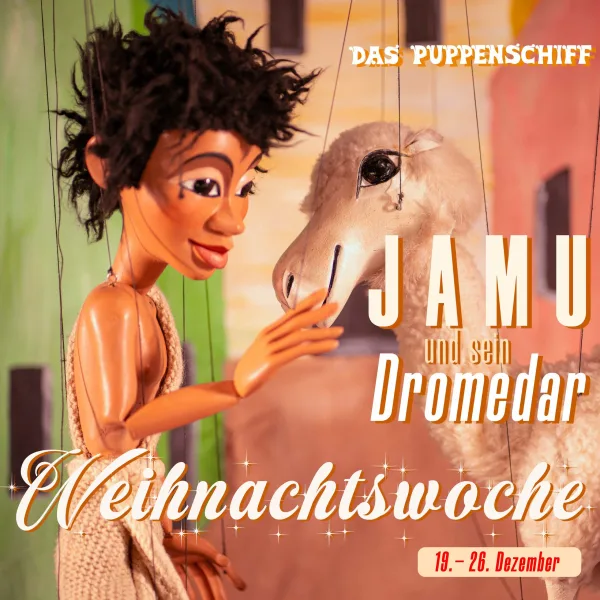 Social-Media-Kampagne Instagram-Cover 1:1: Marionette Jamu streichelt die Nase des Dromedars, Puppenschiff Weihnachtswoche