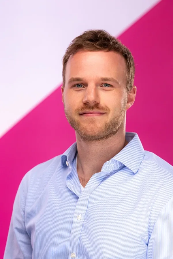 Business Portraits Köln: Unternehmensporträt vor neutralem Hintergrund