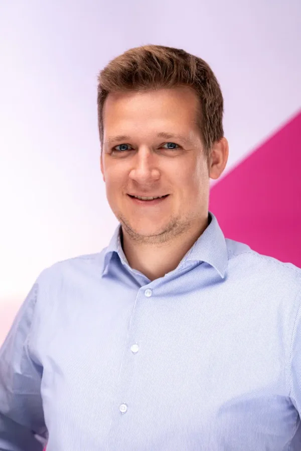 Business Portraits Köln: mobiles Dreipunktlicht im Besprechungsraum