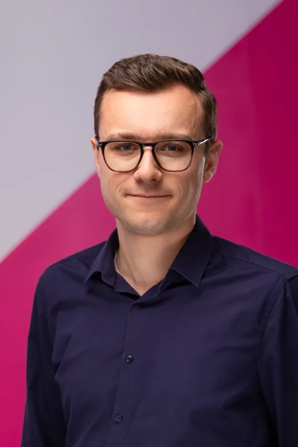 Business Portraits Köln: mobiles Dreipunktlicht im Besprechungsraum