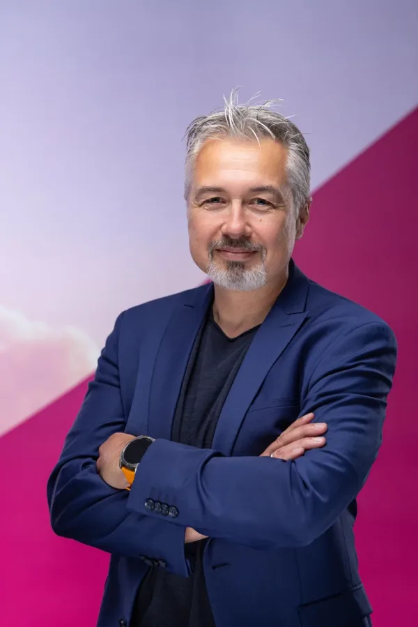 Business Portraits Köln: Unternehmensporträt vor neutralem Hintergrund