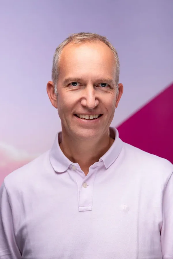 Business Portraits Köln: Unternehmensporträt vor neutralem Hintergrund