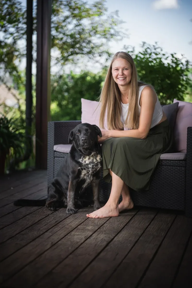 Homestory-Fotoshooting zu Hause: entspanntes Porträt auf der Terrasse