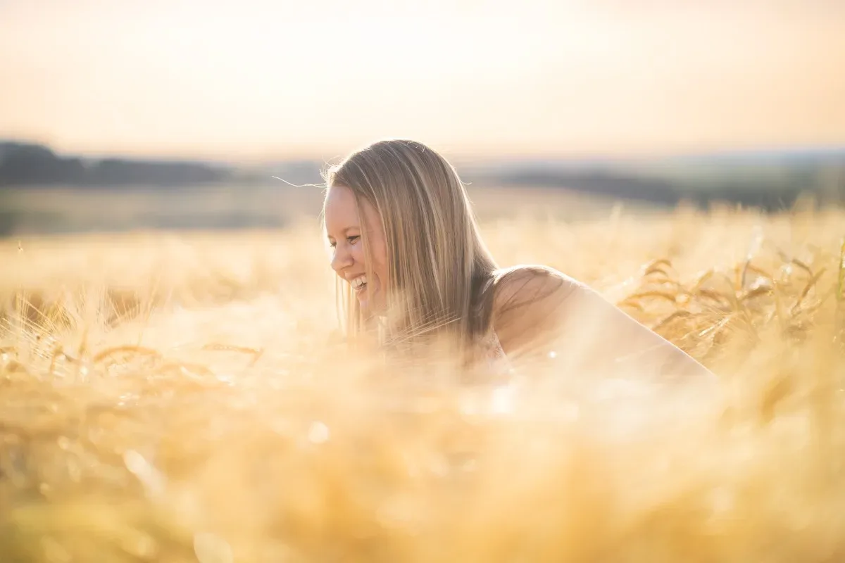 Personal-Branding-Fotografie mit Hund: ruhige Aufnahme im Garten