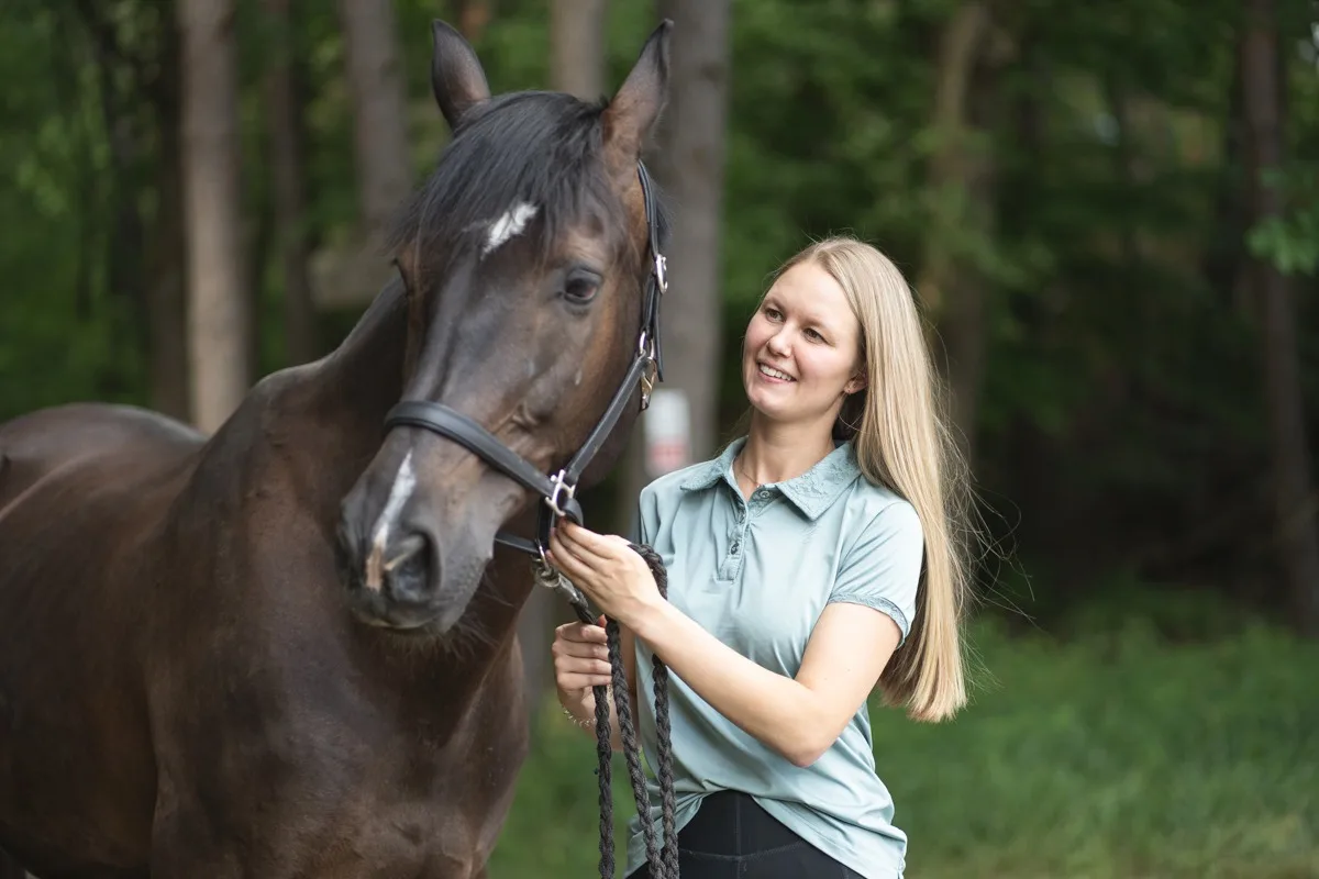 Homestory-Fotoshooting am Reitstall: Aufnahme zwischen Pferd und Halterin