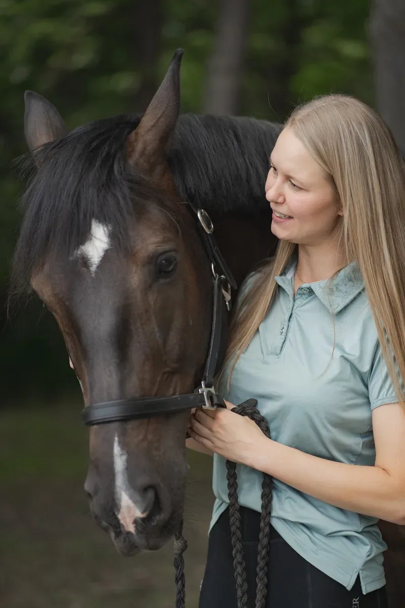 Homestory-Fotoshooting am Reitstall: Aufnahme zwischen Pferd und Halterin