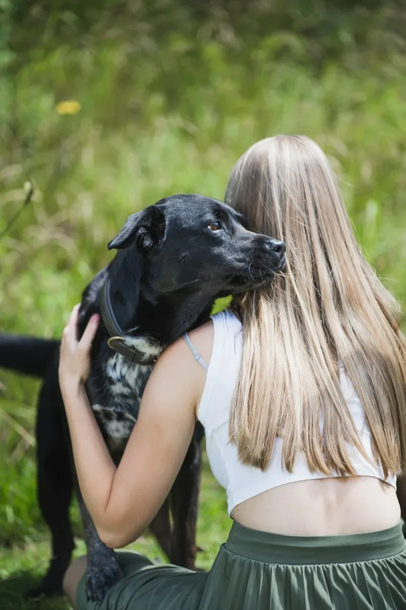 Personal-Branding-Fotografie mit Hund: ruhige Aufnahme im Garten