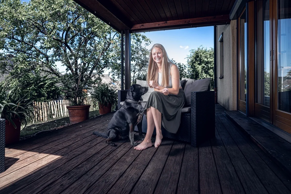 Homestory-Fotoshooting für Personal Branding: Porträt einer Selbstständigen mit ihrem Hund