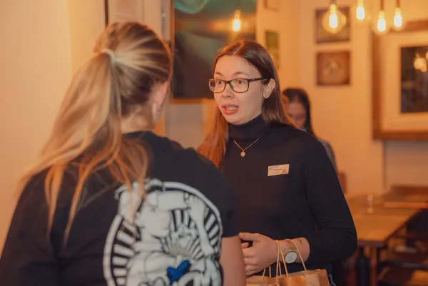 Eventfotografie After Work Lounge: Austausch beim Get-together